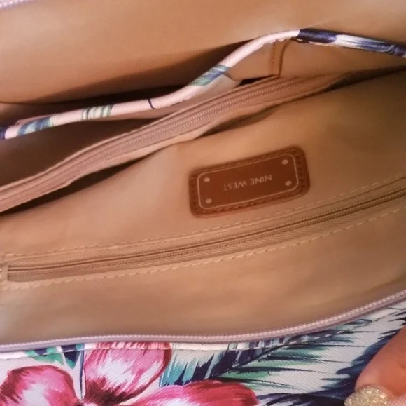Floral Nine West Tote
Measurements Length 11in - Width 18in - Picture 2 of 4